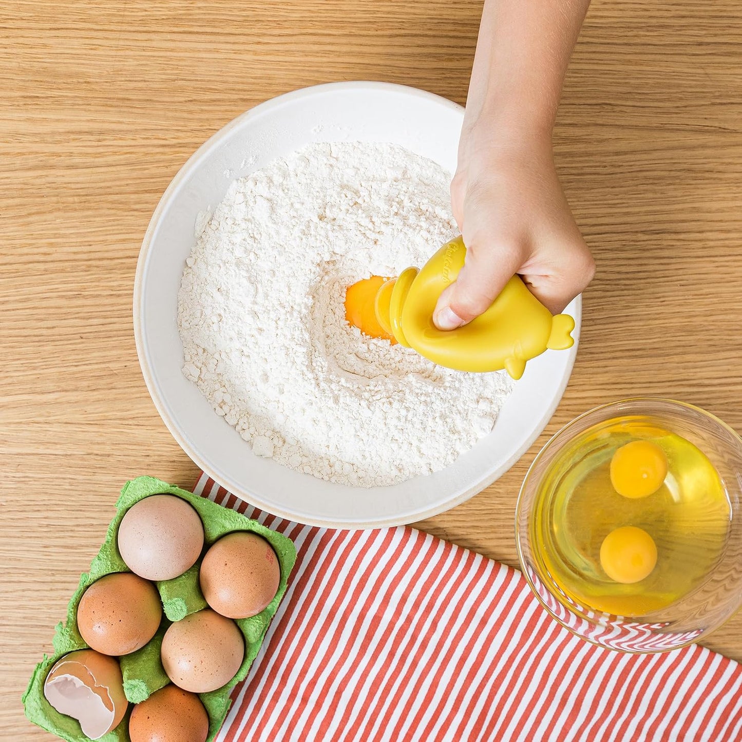 Chefclub Kids - Egg Separator, Chicken Shape, Egg White Separator, Raw Eggs - No Drip, No Mess - Food Grade Silicone, Kitchen Cooking, Kitchen Gadgets Unique Baking Tools (Yellow)